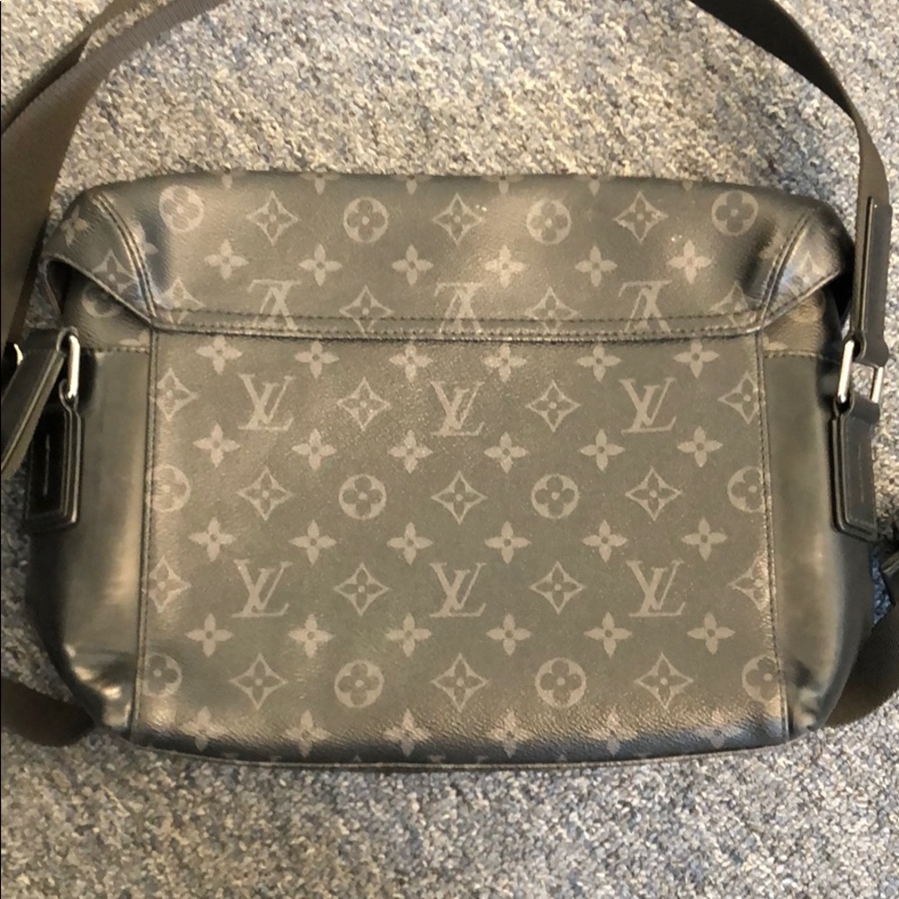 Grey/ Black Authentic Louis Vuitton Messenger Bag - Picture 3 of 4